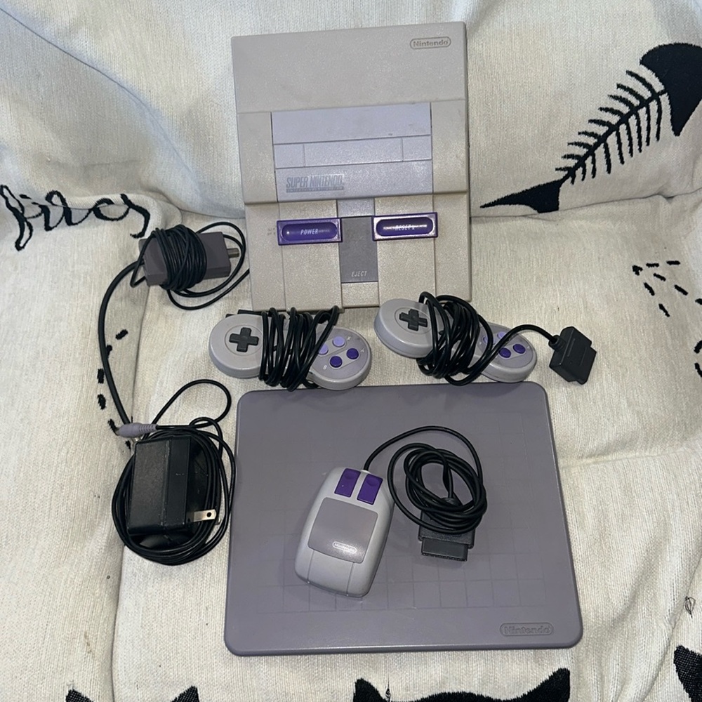 Super Nintendo Entertainment system 1991 with 2 controllers and mouse